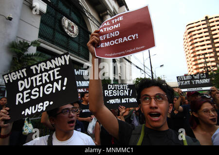 Aux Philippines. 18 mai, 2018. Les partisans de l'ancien juge en chef Maria Lourdes Sereno a organisé une protestation de masse vendredi noir et en face de la Cour suprême dans Padre Faura à Manille. Les groupes diffusés leur dégoût sur le prétendu contrôle des président Duterte du pouvoir judiciaire et sa domination tyrannique de l'autre du pays. Crédit : J Gerard Seguia/ZUMA/Alamy Fil Live News Banque D'Images