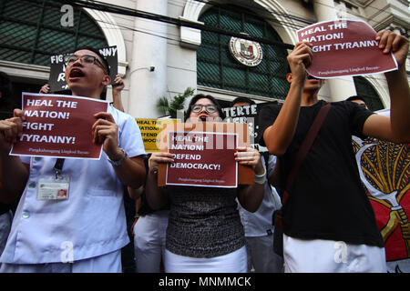 Aux Philippines. 18 mai, 2018. Les partisans de l'ancien juge en chef Maria Lourdes Sereno a organisé une protestation de masse vendredi noir et en face de la Cour suprême dans Padre Faura à Manille. Les groupes diffusés leur dégoût sur le prétendu contrôle des président Duterte du pouvoir judiciaire et sa domination tyrannique de l'autre du pays. Crédit : J Gerard Seguia/ZUMA/Alamy Fil Live News Banque D'Images