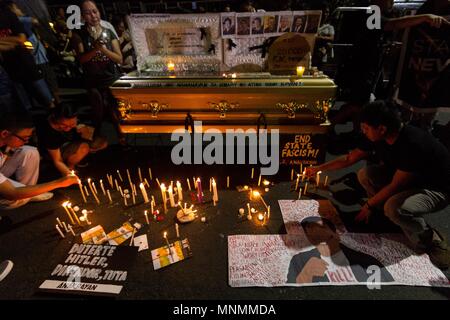 Aux Philippines. 18 mai, 2018. Les partisans de l'ancien juge en chef Maria Lourdes Sereno s'allumer des bougies qu'ils détiennent une protestation de masse vendredi noir et en face de la Cour suprême dans Padre Faura à Manille. Les groupes diffusés leur dégoût sur le prétendu contrôle des président Duterte du pouvoir judiciaire et sa domination tyrannique de l'autre du pays. Crédit : J Gerard Seguia/ZUMA/Alamy Fil Live News Banque D'Images