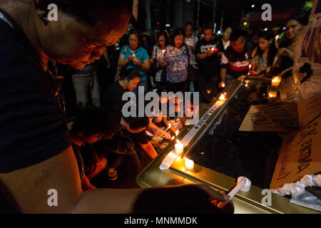 Aux Philippines. 18 mai, 2018. Les partisans de l'ancien juge en chef Maria Lourdes Sereno s'allumer des bougies qu'ils détiennent une protestation de masse vendredi noir et en face de la Cour suprême dans Padre Faura à Manille. Les groupes diffusés leur dégoût sur le prétendu contrôle des président Duterte du pouvoir judiciaire et sa domination tyrannique de l'autre du pays. Crédit : J Gerard Seguia/ZUMA/Alamy Fil Live News Banque D'Images