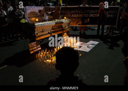 Aux Philippines. 18 mai, 2018. Un jeune garçon regarde comme des partisans de l'ancien juge en chef Maria Lourdes Sereno organiser une protestation de masse vendredi noir et en face de la Cour suprême dans Padre Faura à Manille. Les groupes diffusés leur dégoût sur le prétendu contrôle des président Duterte du pouvoir judiciaire et sa domination tyrannique de l'autre du pays. Crédit : J Gerard Seguia/ZUMA/Alamy Fil Live News Banque D'Images