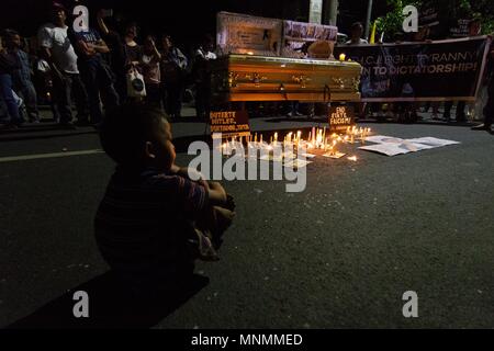 Aux Philippines. 18 mai, 2018. Un jeune garçon regarde comme des partisans de l'ancien juge en chef Maria Lourdes Sereno organiser une protestation de masse vendredi noir et en face de la Cour suprême dans Padre Faura à Manille. Les groupes diffusés leur dégoût sur le prétendu contrôle des président Duterte du pouvoir judiciaire et sa domination tyrannique de l'autre du pays. Crédit : J Gerard Seguia/ZUMA/Alamy Fil Live News Banque D'Images