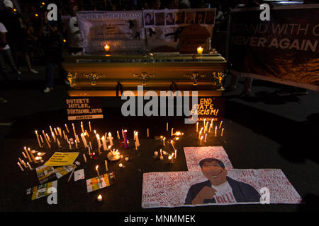 Aux Philippines. 18 mai, 2018. Les partisans de l'ancien juge en chef Maria Lourdes Sereno s'allumer des bougies qu'ils détiennent une protestation de masse vendredi noir et en face de la Cour suprême dans Padre Faura à Manille. Les groupes diffusés leur dégoût sur le prétendu contrôle des président Duterte du pouvoir judiciaire et sa domination tyrannique de l'autre du pays. Crédit : J Gerard Seguia/ZUMA/Alamy Fil Live News Banque D'Images