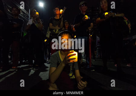 Aux Philippines. 18 mai, 2018. Les partisans de l'ancien juge en chef Maria Lourdes Sereno s'allumer des bougies qu'ils détiennent une protestation de masse vendredi noir et en face de la Cour suprême dans Padre Faura à Manille. Les groupes diffusés leur dégoût sur le prétendu contrôle des président Duterte du pouvoir judiciaire et sa domination tyrannique de l'autre du pays. Crédit : J Gerard Seguia/ZUMA/Alamy Fil Live News Banque D'Images