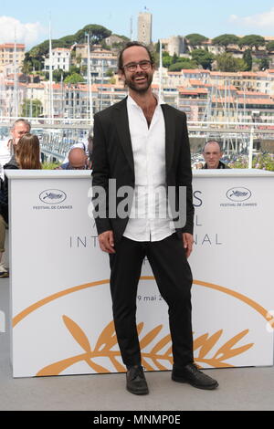 Cannes, France. 18 mai, 2018. CANNES, FRANCE - 18 MAI : agriculteurs français et de l'immigration Cedric militant Herrou assiste à la photocall pour le film 'libre' au cours de la 71e assemblée annuelle du Festival du Film de Cannes au Palais des Festivals le 18 mai 2018 à Cannes, France. Credit : Frederick Injimbert/ZUMA/Alamy Fil Live News Banque D'Images