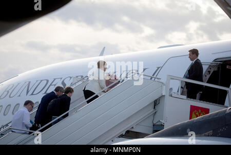 Sochi, Russie. 18 mai, 2018. 18 mai 2018, la Russie, Sotchi : la chancelière allemande Angela Merkel (CDU) se fait à bord de l'Airbus A340 de la Luftwaffe après sa rencontre avec le président russe Vladimir Poutine. Credit : Kay Nietfeld/dpa/Alamy Live News Banque D'Images