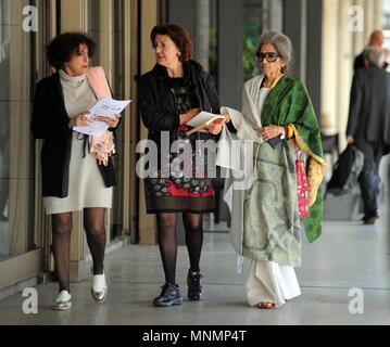 Milan, petite-fille de Tara Gandhi Mahatma Gandhi quitte son hôtel dans le centre Tara Gandhi, 84 ans fille de Devdas Gandhi, quatrième fils du grand Mahatma Gandhi - leader du mouvement pour l'indépendance de l'Inde, il quitte l'hôtel NH en ces jours. Compte tenu de l'âge, deux personnes et le pilote aidera à la voiture qui va l'amener à une convention dans le centre. Banque D'Images