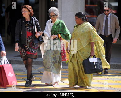 Milan, petite-fille de Tara Gandhi Mahatma Gandhi quitte son hôtel dans le centre Tara Gandhi, 84 ans fille de Devdas Gandhi, quatrième fils du grand Mahatma Gandhi - leader du mouvement pour l'indépendance de l'Inde, il quitte l'hôtel NH en ces jours. Compte tenu de l'âge, deux personnes et le pilote aidera à la voiture qui va l'amener à une convention dans le centre. Banque D'Images