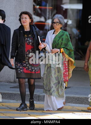 Milan, petite-fille de Tara Gandhi Mahatma Gandhi quitte son hôtel dans le centre Tara Gandhi, 84 ans fille de Devdas Gandhi, quatrième fils du grand Mahatma Gandhi - leader du mouvement pour l'indépendance de l'Inde, il quitte l'hôtel NH en ces jours. Compte tenu de l'âge, deux personnes et le pilote aidera à la voiture qui va l'amener à une convention dans le centre. Banque D'Images
