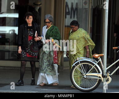 Milan, petite-fille de Tara Gandhi Mahatma Gandhi quitte son hôtel dans le centre Tara Gandhi, 84 ans fille de Devdas Gandhi, quatrième fils du grand Mahatma Gandhi - leader du mouvement pour l'indépendance de l'Inde, il quitte l'hôtel NH en ces jours. Compte tenu de l'âge, deux personnes et le pilote aidera à la voiture qui va l'amener à une convention dans le centre. Banque D'Images