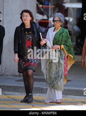 Milan, petite-fille de Tara Gandhi Mahatma Gandhi quitte son hôtel dans le centre Tara Gandhi, 84 ans fille de Devdas Gandhi, quatrième fils du grand Mahatma Gandhi - leader du mouvement pour l'indépendance de l'Inde, il quitte l'hôtel NH en ces jours. Compte tenu de l'âge, deux personnes et le pilote aidera à la voiture qui va l'amener à une convention dans le centre. Banque D'Images