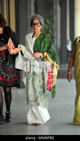 Milan, petite-fille de Tara Gandhi Mahatma Gandhi quitte son hôtel dans le centre Tara Gandhi, 84 ans fille de Devdas Gandhi, quatrième fils du grand Mahatma Gandhi - leader du mouvement pour l'indépendance de l'Inde, il quitte l'hôtel NH en ces jours. Compte tenu de l'âge, deux personnes et le pilote aidera à la voiture qui va l'amener à une convention dans le centre. Banque D'Images