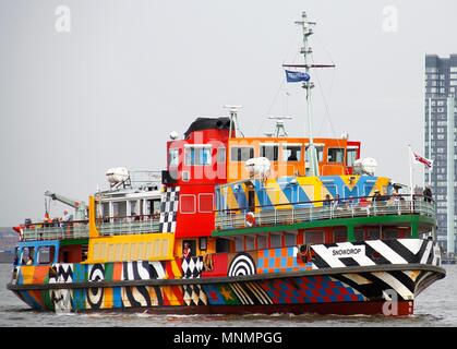 Liverpool, Merseyside,18/05/2018 Mersey Ferries ont mis les drapeaux Union Jack à l'avant de leur Razzle Dazzle traversier en préparation pour le mariage royal, Ian crédit Fairbrother/Alamy Crédit : IAN Fairbrother/Alamy Live News Banque D'Images