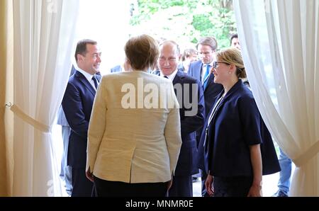 Sochi, Russie. 18 mai, 2018. Le président russe Vladimir Poutine se félicite de la Chancelière allemande Angela Merkel à l'Bocharov Ruchei résidence comme Premier ministre russe Dmitri Medvedev, à gauche, l'air le 18 mai 2018 à Sotchi, Russie. (Présidence russe par Planetpix Planetpix) : Crédit/Alamy Live News Banque D'Images