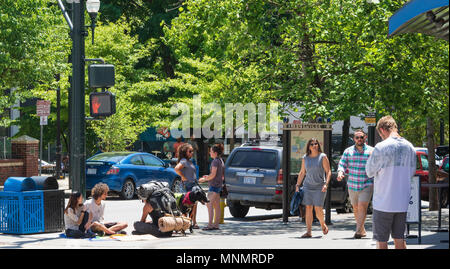 ASHEVILLE, NC, USA-13 MAI 18:un coin de rue du centre-ville d'Asheville typique sur un dimanche ensoleillé au printemps. Banque D'Images