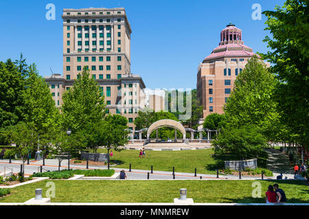 ASHEVILLE, NC, USA-13 MAI 18:17 Les étages du palais de justice du comté de Buncombe (à gauche) et l'Hôtel de ville de style art déco, situé au bord de Pack Square. Banque D'Images
