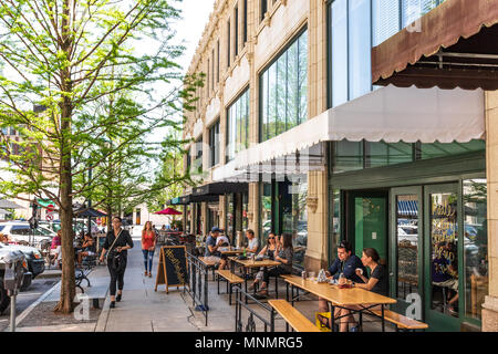 ASHEVILLE, NC, USA-13 MAI 18:Diners détente sur la page Avenue au centre-ville de Asheville, NC, USA sur un climat chaud et ensoleillé, jour de printemps. Banque D'Images