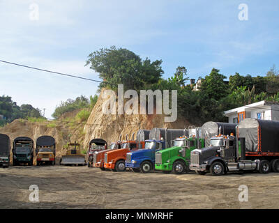 Camions traditionnel vieux de plusieurs couleurs et modèles sont en ligne sur un arrêt de camion à Ocana, Colombie, Amérique du Sud Banque D'Images