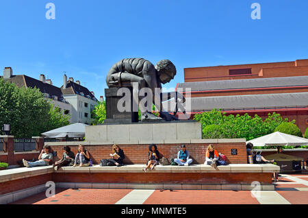 British Library, Euston Road, London, England, UK. Piazza et sculpture en bronze : 'Newton' après William Blake, par Eduardo Paolozzi (1995) Banque D'Images