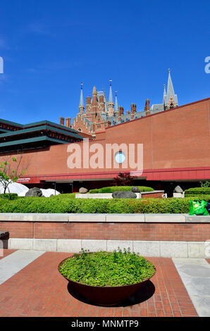 British Library piazza , Euston Road, London, England, UK. St Pancras Station derrière Banque D'Images