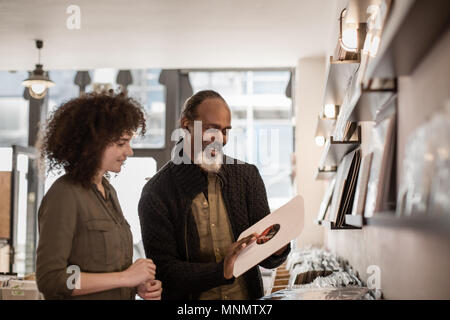 Propriétaire de magasin d'aide aux clients dans un magasin de disques Banque D'Images