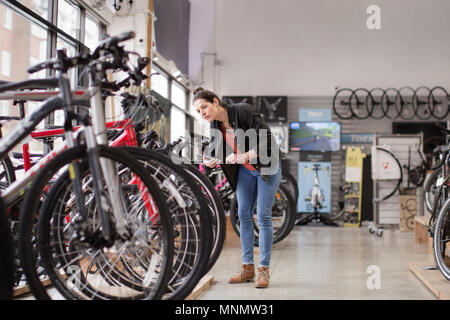Propriétaire de petite entreprise la prise de stock dans un magasin de vélo Banque D'Images