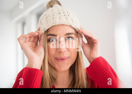 Portrait of young woman wearing Knit hat Banque D'Images