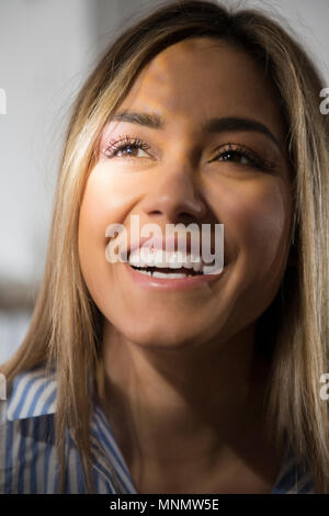 Portrait of smiling young woman Banque D'Images