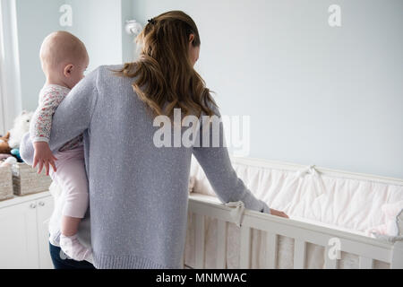 Mère avec bébé (18-23 mois) d'armes Banque D'Images