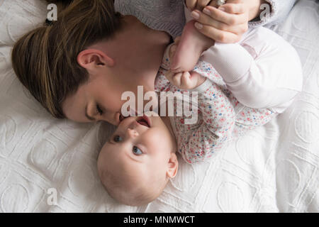 Mother kissing baby girl (18-23 mois) avec soin Banque D'Images