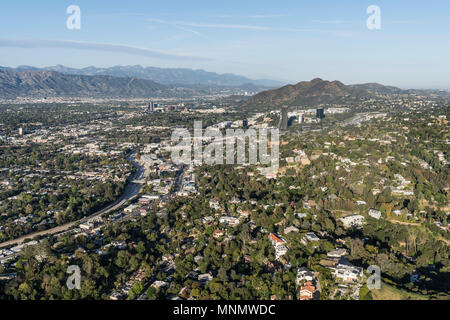 Los Angeles, Californie, USA - 18 Avril 2018 : Vue aérienne de la Sherman Oaks et Studio les quartiers des villes dans la vallée de San Fernando. Banque D'Images