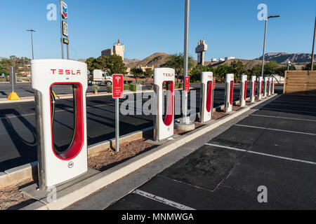 Elko, Nevada, USA - 16 mai 2018 : Rangée de stratégiquement situé à Tesla de recharge de véhicules électriques à proximité de l'Interstate 15 entre Los Angeles et L Banque D'Images