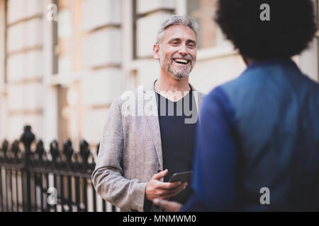 Les amis masculins à l'extérieur en ville Banque D'Images