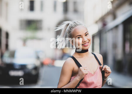 Portrait de jeune femme adulte à la recherche à l'appareil photo Banque D'Images