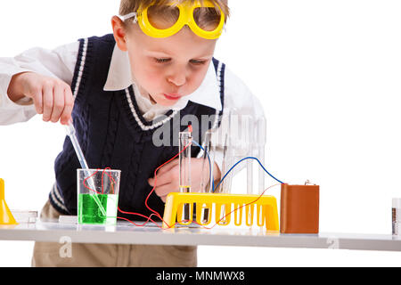 Jeune garçon effectuant des expériences de chimie avec différents liquides. Banque D'Images