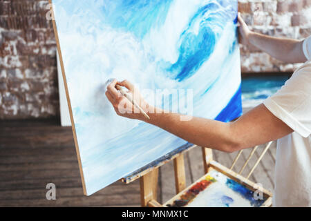 Passe-temps et de l'occupation créative concept. Dessin de l'artiste avec oilpaint et pinceau à studio. Processus de travail de peintre professionnel Banque D'Images