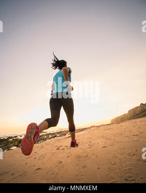 États-unis, Californie, Newport Beach, Woman jogging on beach Banque D'Images
