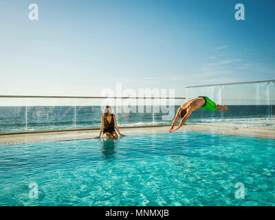 Couple in swimming pool Banque D'Images