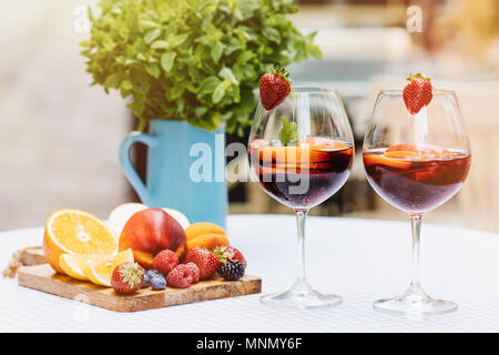 Boisson d'été traditionnels - sangria rouge, rose et blanc. Avec champagne, vin rouge et rose, fraises, oranges, citron, pomme verte et le pamplemousse. copie espace pour le texte. Banque D'Images