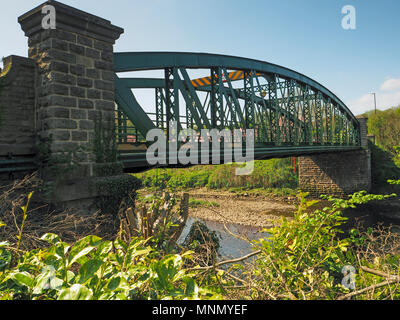 La lumière d'une seule voie contrôlée par le pont de la rivière porter à Fatfield Co., Durham, Angleterre. Banque D'Images