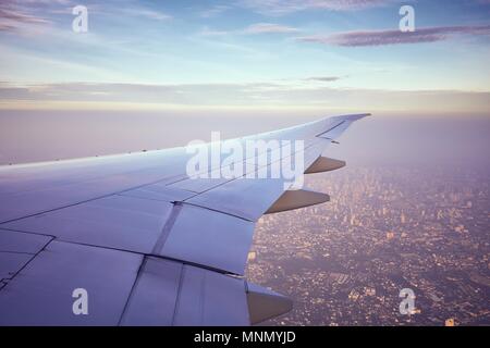 Aile de l'avion pendant l'atterrissage au lever du soleil. Bangkok, Thaïlande. Banque D'Images