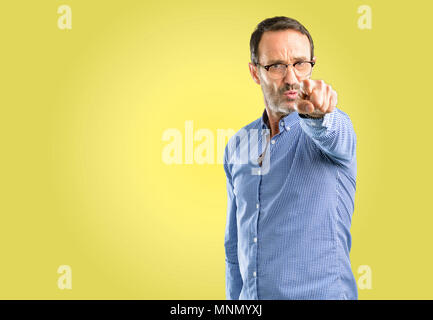 Beau moyen age homme pointant à l'avant avec le doigt Banque D'Images