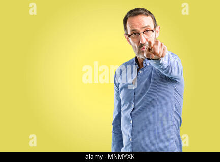 Beau moyen age homme pointant à l'avant avec le doigt Banque D'Images
