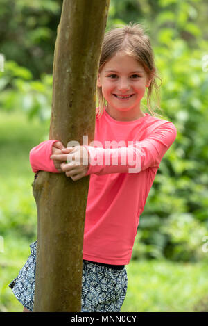 Girl holding sur un arbre, îles Galapagos, en Équateur. Banque D'Images