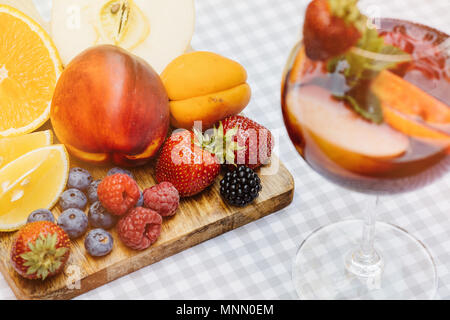 Vue de dessus de l'été dinks, cocktails de fruits sur la table en bois blanc avec des baies, des feuilles de menthe Banque D'Images