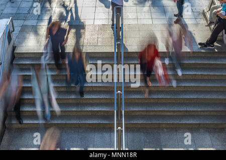 Les personnes floues à monter et descendre les marches à l'entrée et à la sortie du métro Banque D'Images