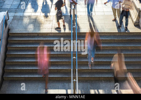 Les personnes floues à monter et descendre les marches à l'entrée et à la sortie du métro Banque D'Images