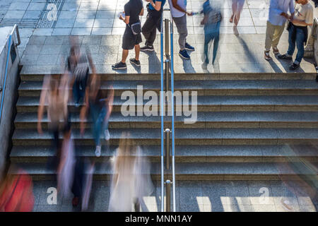 Les personnes floues à monter et descendre les marches à l'entrée et à la sortie du métro Banque D'Images