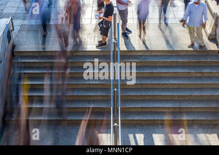 Les personnes floues à monter et descendre les marches à l'entrée et à la sortie du métro Banque D'Images