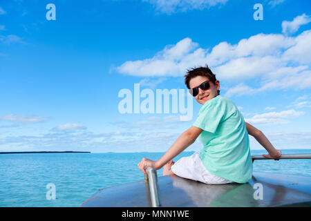 Woman enjoying boat ride sur un bateau Banque D'Images